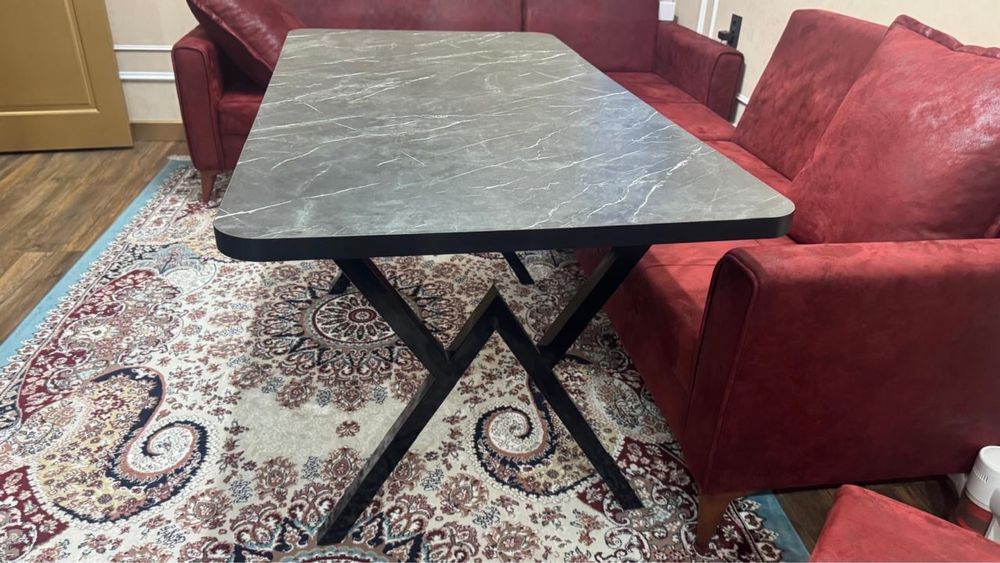 Стол из натурального дерева