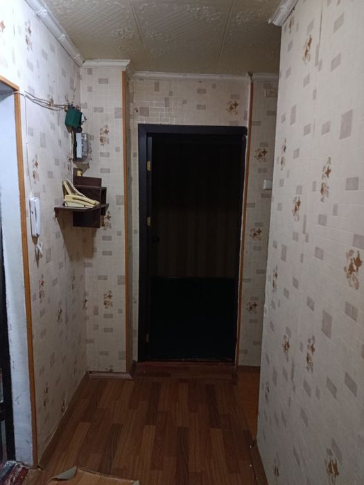 Navoiy sh. Shodlik ko'chadan 2 xona 3 xona qilingan kvartira sotiladi.