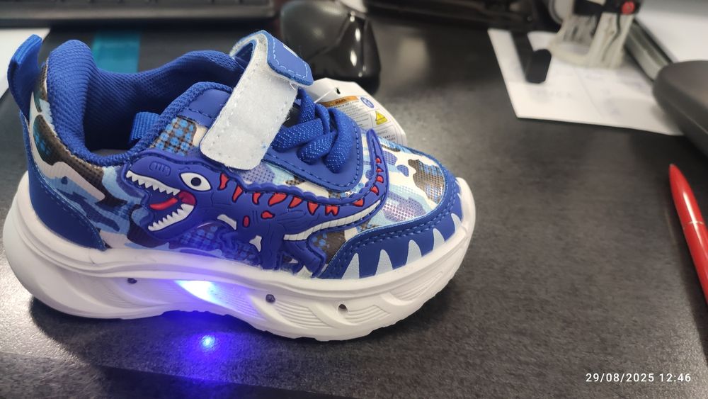 Vând adidas cu luminite