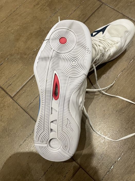 Волейболни маратонки