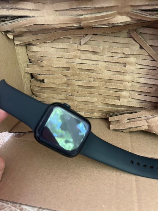 Vând Apple Watch Series 9 45mm LTE/Cellular, culoare Midnight, cu brățară originală.