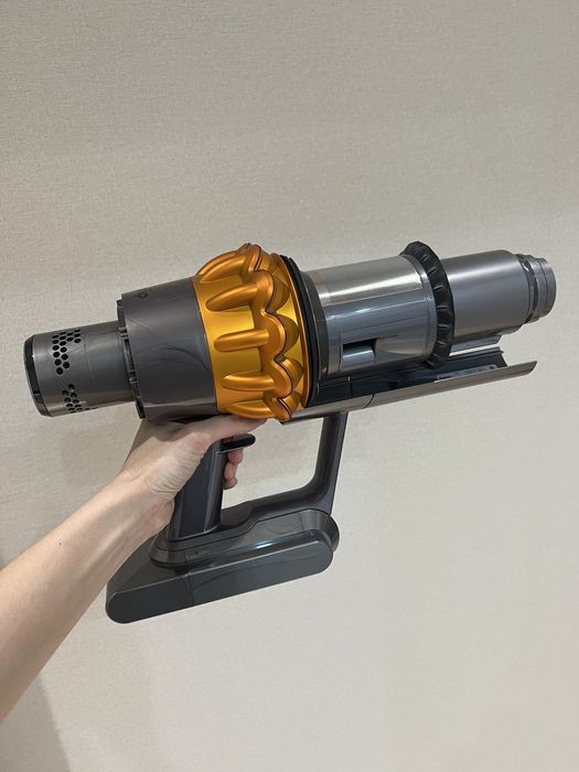 Вертикальный пылесос Dyson V15.