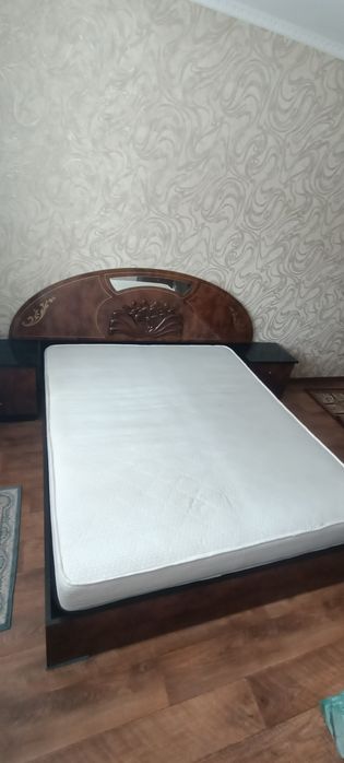 Продам кровать и две тумбы