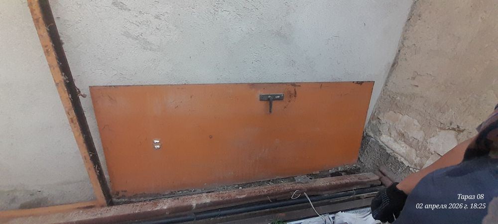 Желзная дверь, входная.