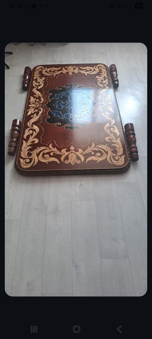 Красивый деревянный стол