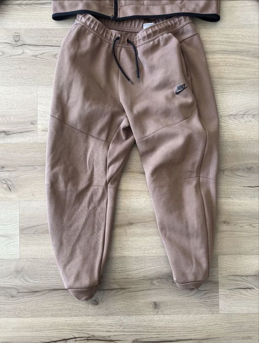 Рядък цвят Nike Tech Fleece