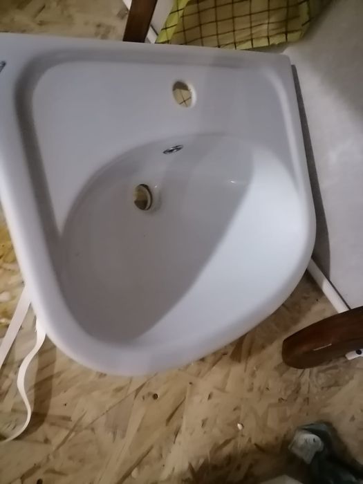 Продам белую раковину