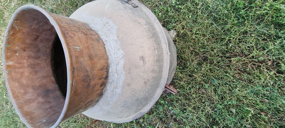 Două cazane de cupru vechi făcute manual