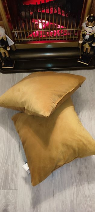 Perne decorative de culoare galben-auriu,cu eticheta, catifea