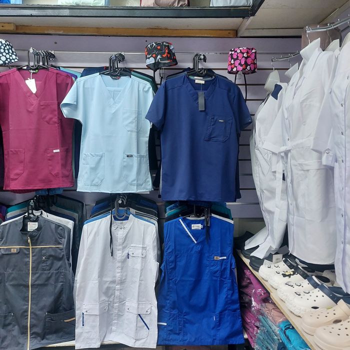 Медицинские халаты и костюмы и обувь