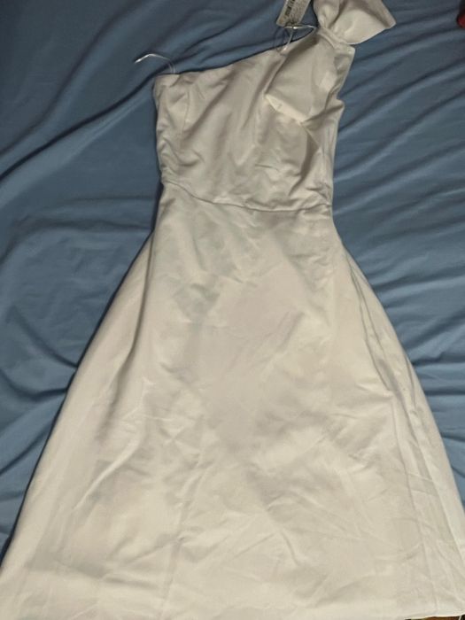 Rochie alba superba cu fundă pe umar