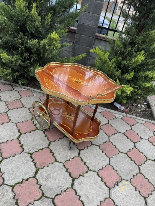 Gheridon deosebit din lemn cu intarsii si elemente alama