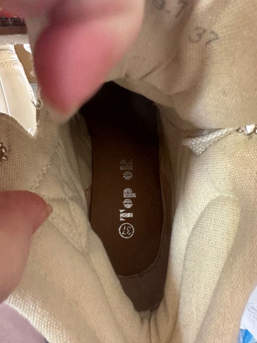 Нови обувки на символични цени