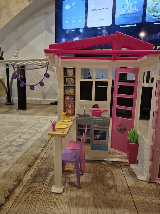 Set Casă Portabilă Barbie Mattel + Păpușă inclusă – Stare Excelentă