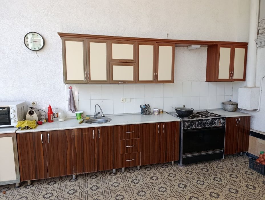 Oshxona uchun mebel gaz plitasi bilan