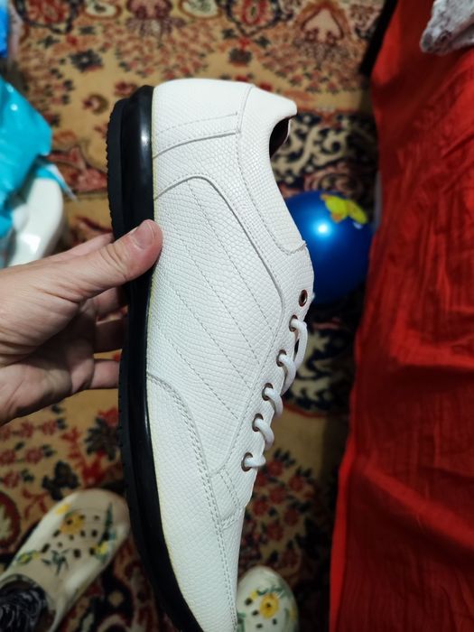 Бели мъжки обувки