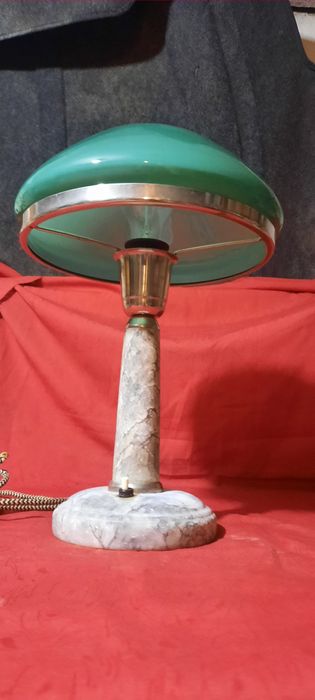 Продаётся старинный настольная лампа.