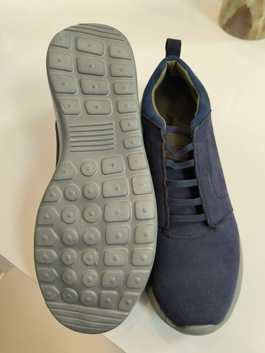 Adidași de vânzare