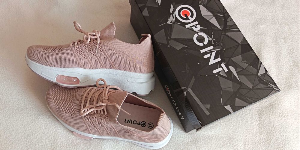 Ежедневни дамски и много леки и удобни обувки от текстил в розово.