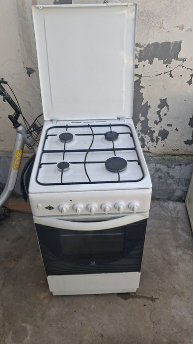 Продаётся газ плита Indesit