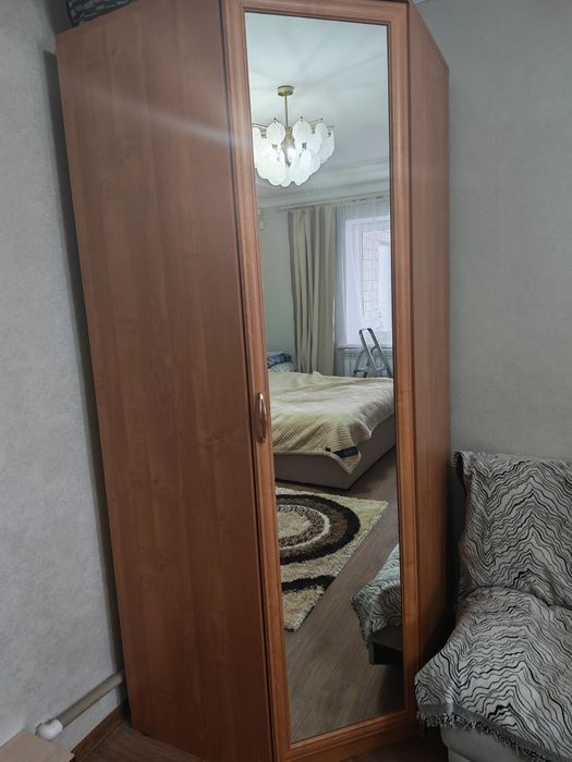 Продам шкаф угловой с зеркалом