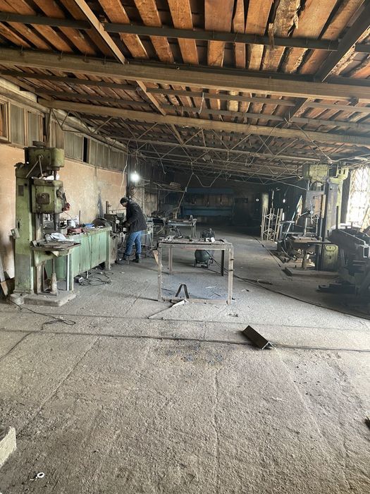 Продаётся производственно -складская территория 66 соток.