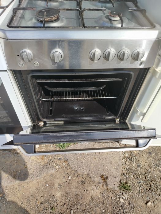 Vănd frigider mașina de spălat și aragaze în stare foarte bune de funcționare
