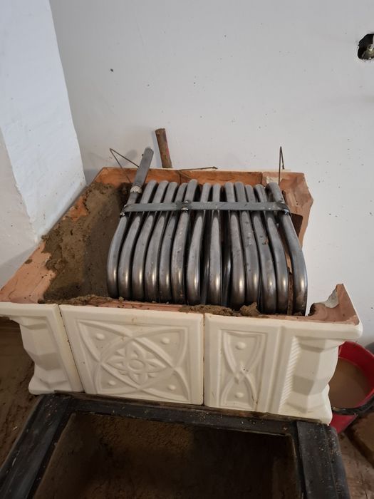 Sobe de teracota cu serpentina.