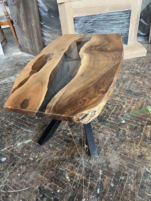 Уникална холна маса от орех и епоксидна смола