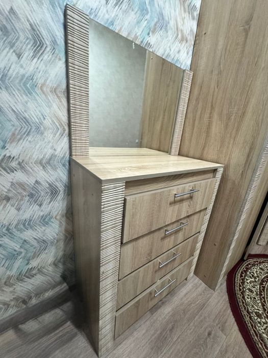 Мебель и шкафчик с зеркалом