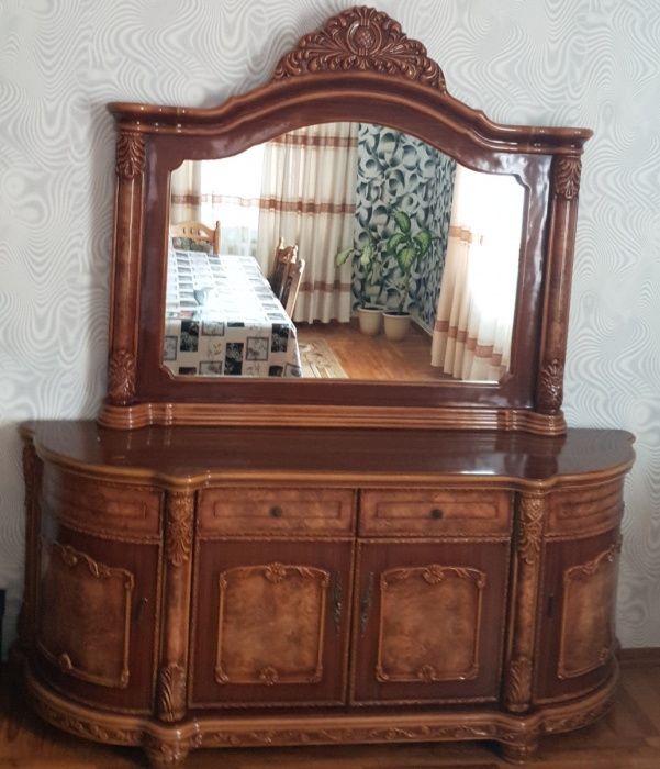 Горка и комод с зеркалом
