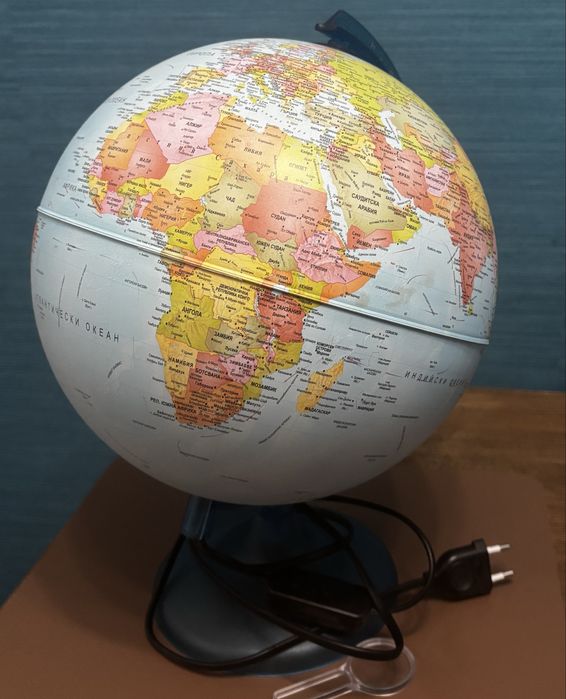 Светещ географски глобус
