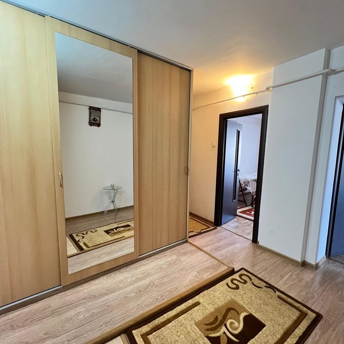 Închiriez apartament  3 camere, strada Victoriei lângă Shopping City T