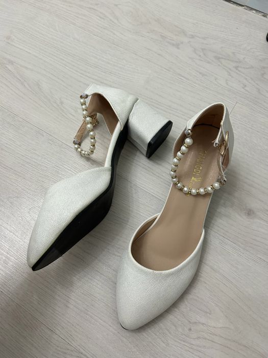 Новые белые туфли