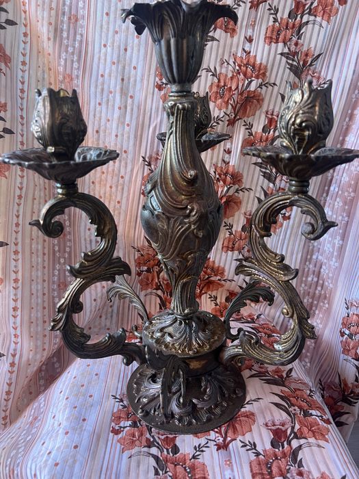 Это бронзовый подсвечник