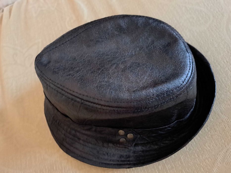 Кожена шапка в черно