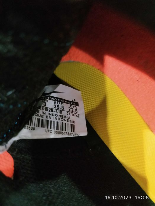 Детские Кожаные кроссовки от фирмы Nike Indonesia.В хорошем состоянии.