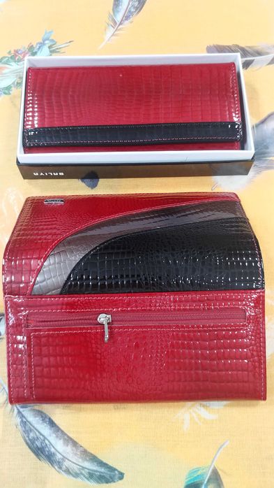 Дамски портмонета от естествена лакирана кожа.Разни модели и цветове.