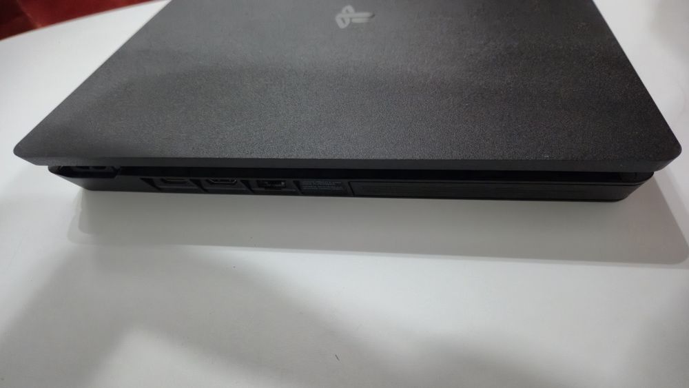 Vand Playstation 4 Slim + 1 controller