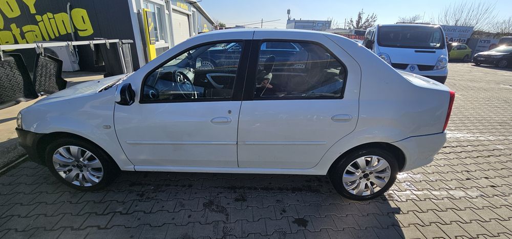 Dacia Logan 
Fabricatie 09.2010
Km: 193.000km
Dotari : 
Aer conditionat ,are Freon bagat de cateva luni
Geamuri electrice fata
Oglinzi elec