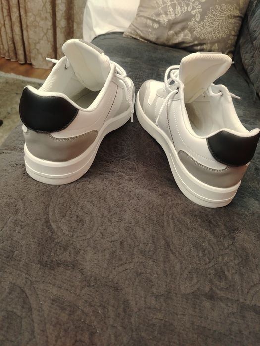 Pantofi sport foarte frumoși