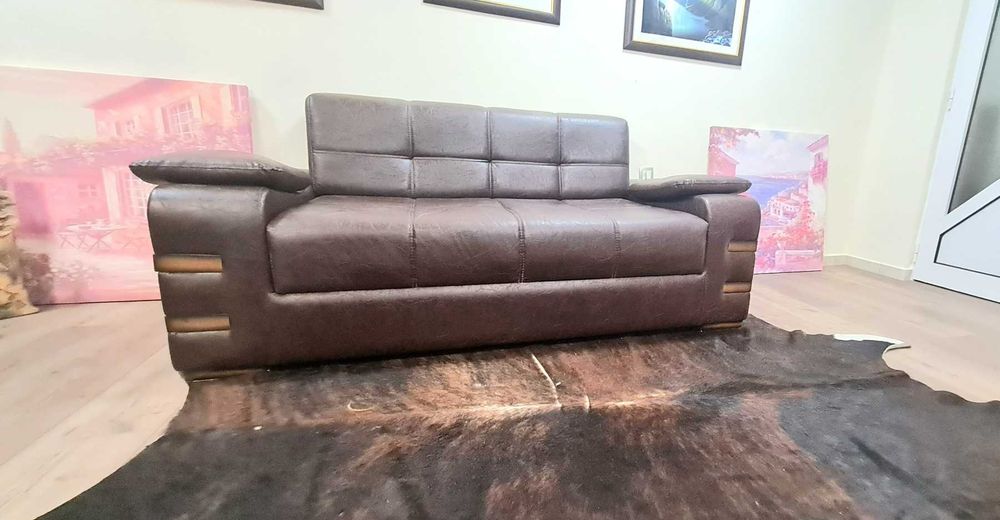 Нов кожен диван с красиви дървени елементи и 3 бр. столове в същата кожа