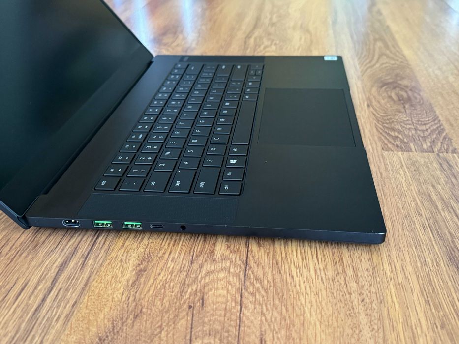 15.6' 300Hz Core i7-10875H Razer Blade Advanced 32GB DDR4/512GB NVMe/Nvidia RTX 2080 Super Max-Q 8GB
