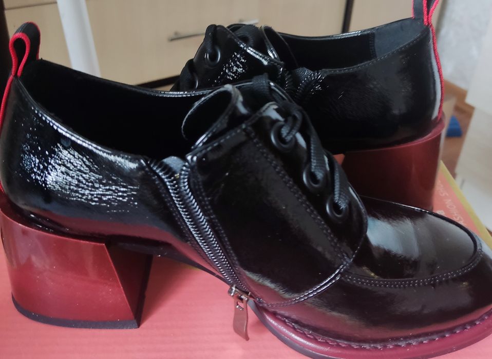 Лакированные ботильоны