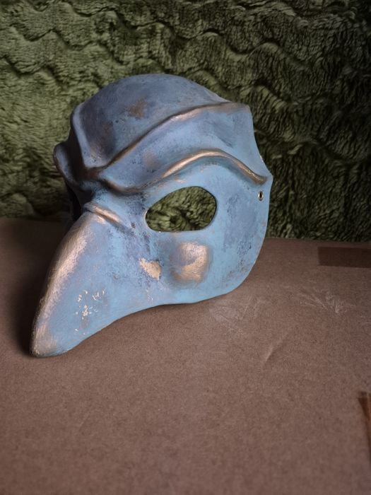 Vând o masca venetiana pictata manual ,made in Italy 

- fabricat