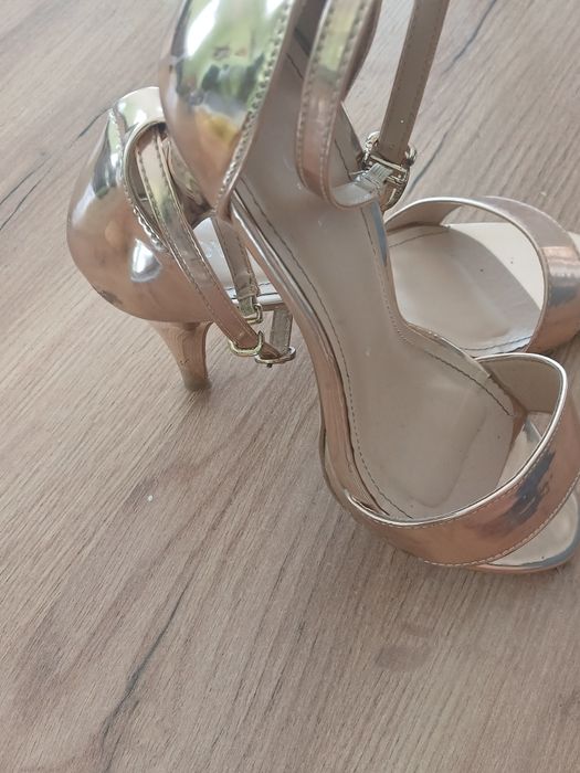 Vând sandale marime 38