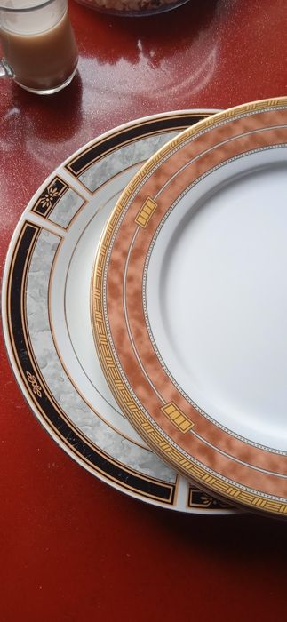 Тарелки большие разные.