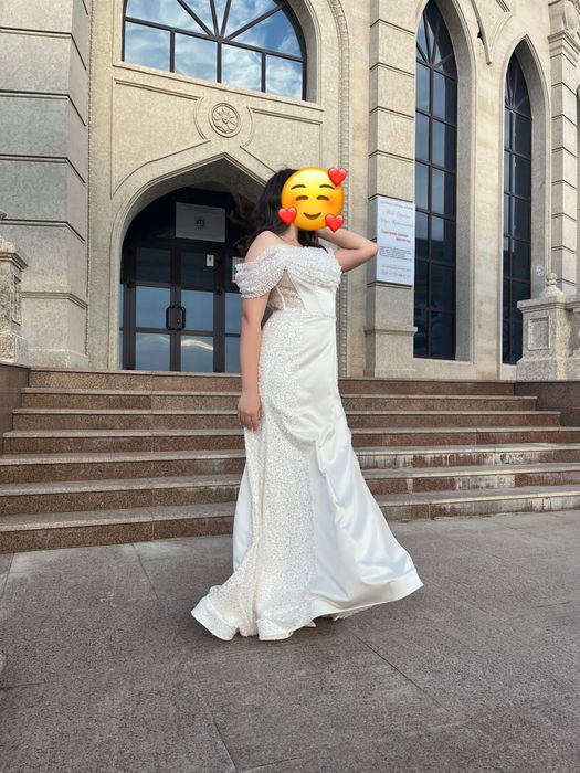 Корсетное платье с шлейфом