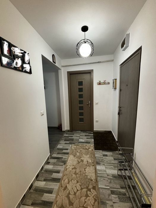 Vând apartament semidecomandat