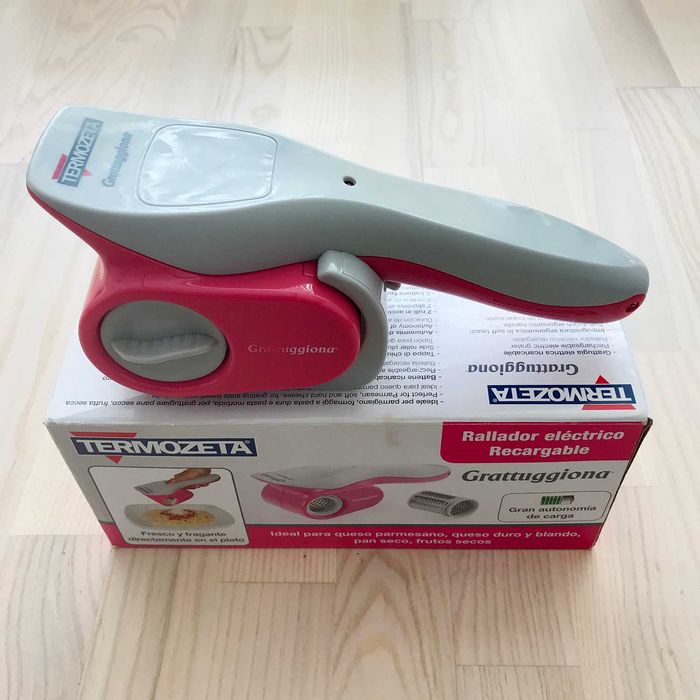 Машинка за рендосване на пармезан и твърди сирена